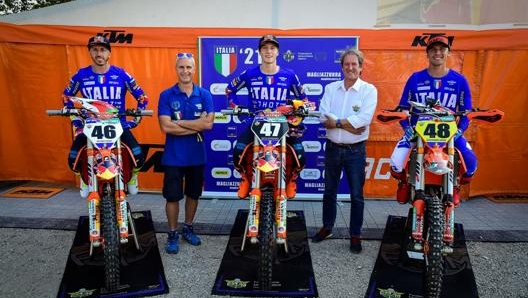 Tony Cairoli (Ktm, MXGP), Mattia Guadagnini (Ktm, MX2) e Alessandro Lupino (Ktm Mrt, Open) con il CT Thomas Traversini e il presidente FMI Giovanni Copioli