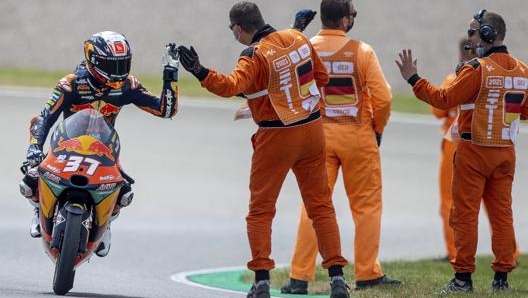 Pedro Acosta festeggia la vittoria al Sachsenring. Lapresse