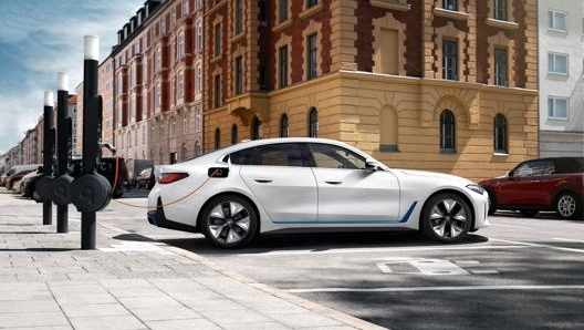 La batteria della i4 è posizionata in basso nel piantale del veicolo,  il centro di gravità è 53 millimetri più basso rispetto alla Bmw Serie 3 berlina