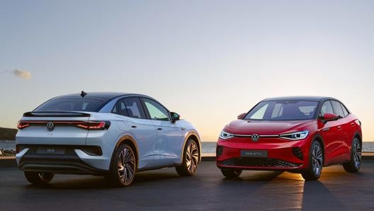 Il Suv coupé Volkswagen ID.5 accanto alla versione sportiva Gtx