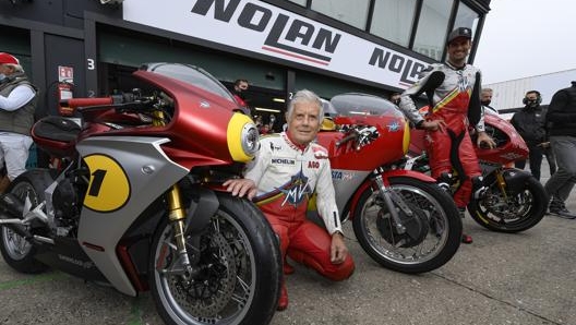 Giacomo Agostini di fianco alla nuova MV Agusta Superveloce Ago a Misano