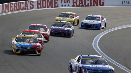 Kyle Larson davanti a tutti nell’ultima gara a Charlotte, come nel campionato Nascar. Afp