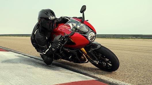 La nuova café racer Triumph Speed Triple 1200 RR