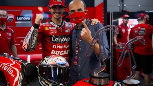 Bagnaia e Domenicali con i trofei di Misano. Milagro