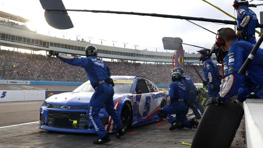 Il pit stop decisivo della finale. Afp