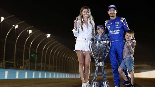 Larson, la moglie Katelyn e i figli con la coppa della Nascar 2021. Afp