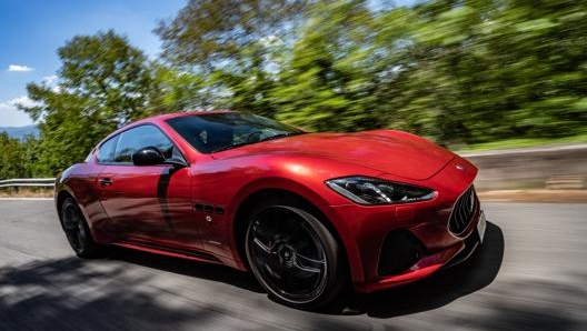 Una Maserati GranTurismo come quella guidata nella serie Sky