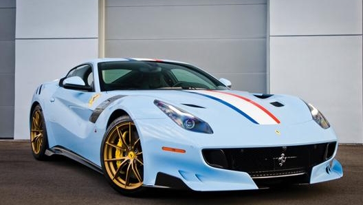 Una Ferrari F12 Tdf azzurra