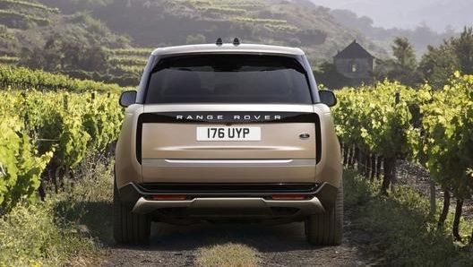 Il posteriore minimalista e pulito esalta l’eleganza della nuova Range Rover