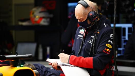 in un mondo in preda alla tecnologia Adrian Newey è rimasto un ingegnere vecchio stampo: al PC preferisce la matita. Getty