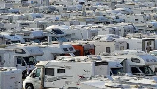 Il parcheggio della Fiera di Parma, ovviamente regnano i camper: si paga nove euro al giorno