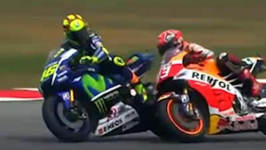 Il contatto tra Valentino Rossi e Marc Marquez. Ansa/Tv