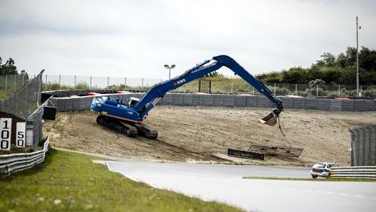 L'ultima curva prima del rettilineo dei box durante i lavori di restauro della pista