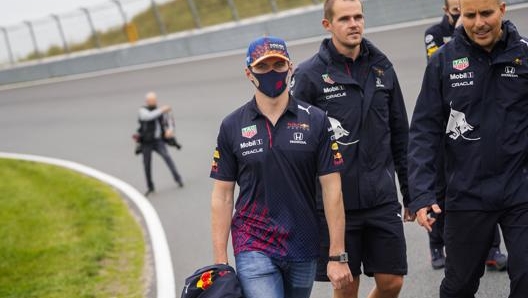 Max Verstappen durante il briefing con il team sul circuito