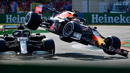 Il fotogramma dello scontro tra Verstappen e Hamilton