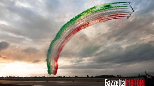 La manovra conclusiva dello show della Pan, che ha colorato di verde, bianco e rosso i cieli di Rivolto. Foto Manuele Cecconi