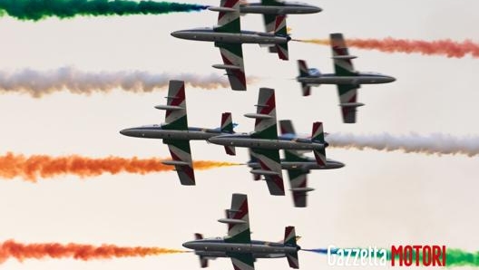 Uno degli spettacolori incroci che animano il programma acrobatico delle Frecce. Foto Manuele Cecconi