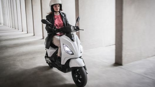 Sta arrivando nelle concessionarie il Piaggio 1, lo scooter elettrico leggero della casa di Pontedera