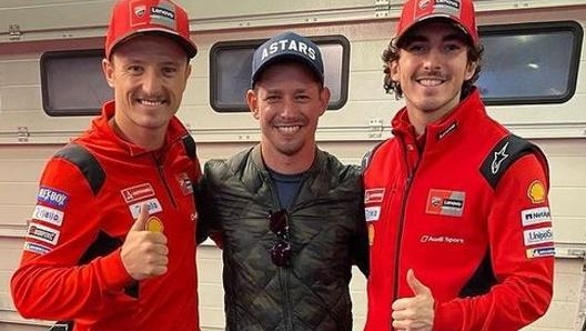 Da sinistra Jack Miller, Casey Stoner e Pecco Bagnaia nel box Ducati a Portimao