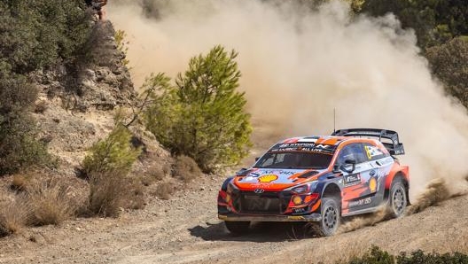 Ott Tanak sulla Hyundai i20 N Coupé impegnato al Rally dell’Acropoli