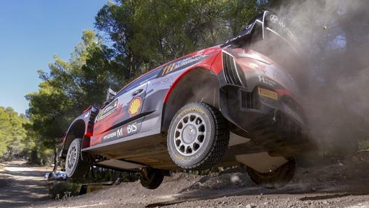 Thierry Neuville su Hyundai, attardato per i problemi al servosterzo