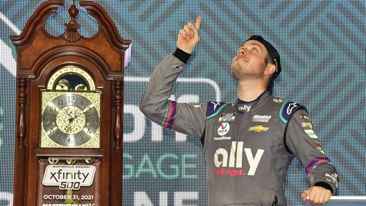 Alex Bowman festeggia a Martinsville. Afp