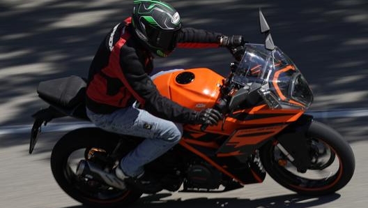 La nuova Ktm RC 390 in strada è comoda e pratica come uno scooter