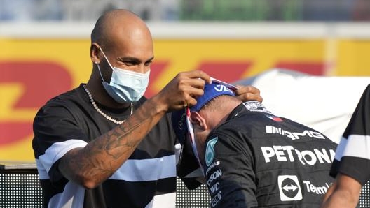 Jacobs premia il vincitore della Sprint Race, Valtteri Bottas Foto: AP