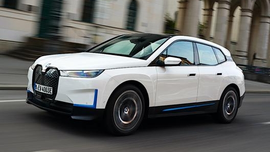 Il motore elettrico del Suv a emissione zero della casa tedesca sviluppa una potenza di 326 Cv ed è in grado di accelerare da 0 a 100 km/h in poco più di 6 secondi