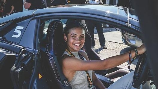 Emma Raducanu a bordo di una McLaren 720S