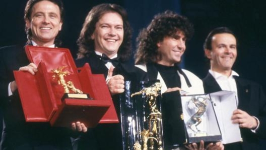 Sanremo 1990, i Pooh in trionfo sul palco dell'Ariston