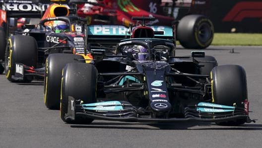 Lewis Hamilton precede  Max Verstappen