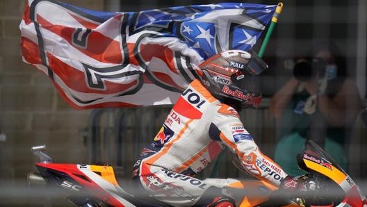 Marc Marquez con la bandiera americana e il numero 69 in onore di Nicky Hayden. Ap