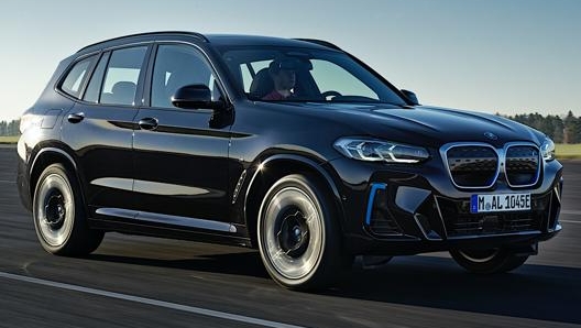 La Bmw iX3 sviluppa una potenza di 286 Cv e una coppia massima di 400 Nm