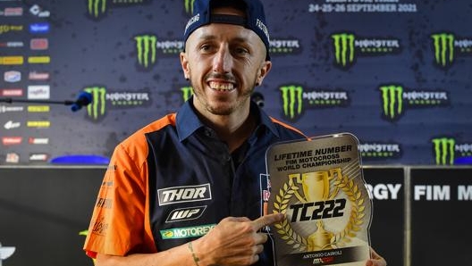 Cairoli con la targa. Foto MXGP