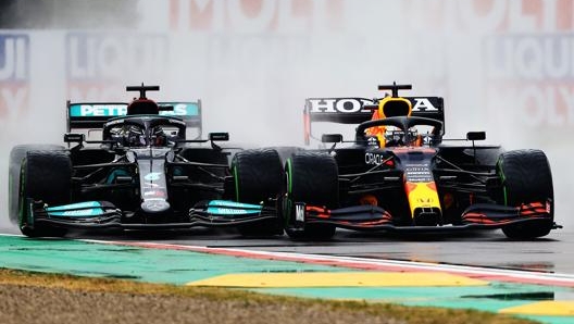 Lewis Hamilton e Max Verstappen