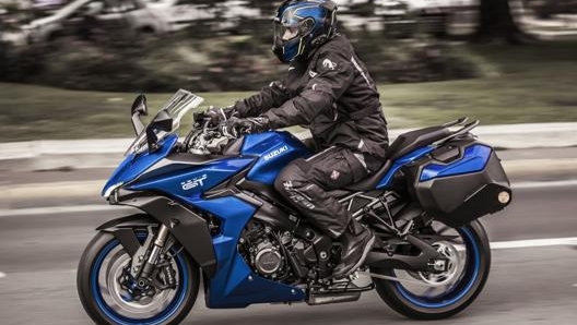 La nuova Suzuki Gsx-S1000GT è spinta da un motore quattro cilindri 999 cc da 152 Cv