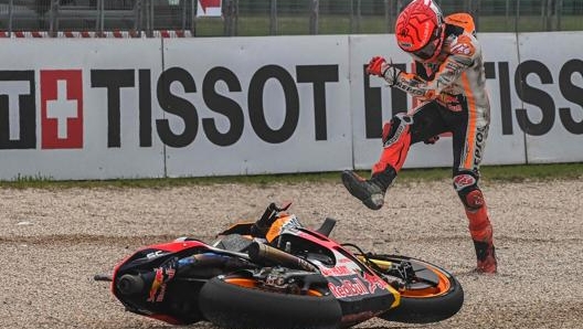 La rabbia di Marc Marquez dopo una caduta a Misano. Afp