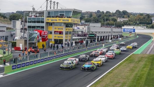 La partenza di gara-2 a Vallelunga, durante le finali 2021 della Euro Nascar