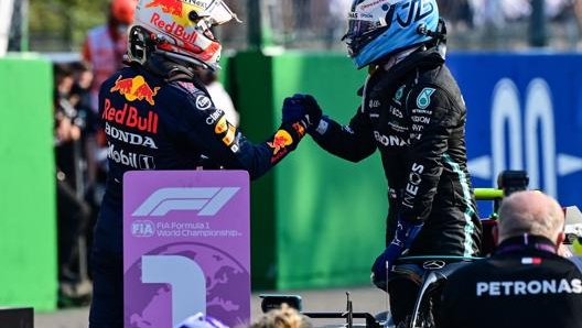 Max Verstappen si complimenta con Valtteri Bottas. Afp