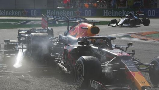 La Red Bull di Verstappen sopra la Mercedes di Hamilton a Monza. Lapresse