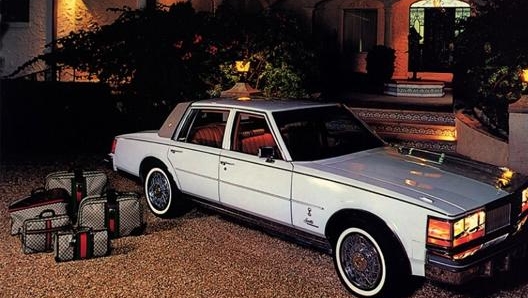 A lato della Cadillac Seville by Gucci, l’immancabile set da viaggio della maison italiana