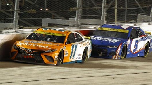 Denny Hamlin e Kyle Larson