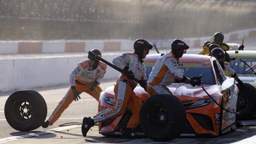 Un pit stop della Toyota di Denny Hamlin. Lapresse