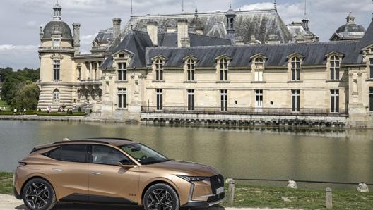 La berlina di segmento C della marca francese fotografata davanti al Castello di Chantilly, a nord di Parigi