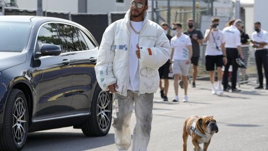 Lewis Hamilton al suo arrivo al paddock di Monza. Lapresse