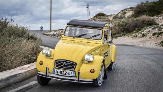 La Citroën 2CV trasformata in vettura elettrica. FB: R-Fit