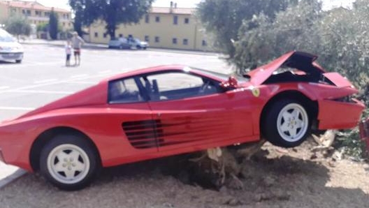 Un’altra foto della Testarossa distrutta