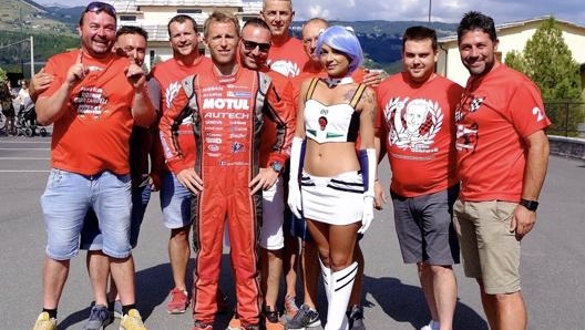 Il pilota veronese con un gruppo di amici del fan club