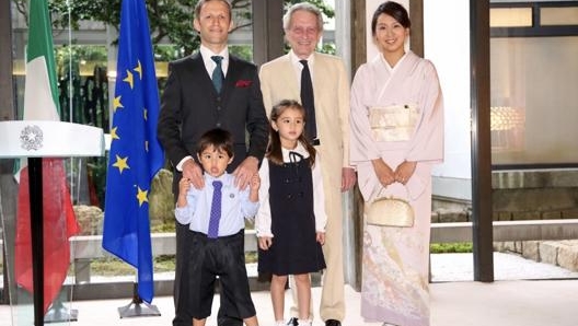 Ronnie Quintarelli con la moglie Emi e i figli Luna e Leo, ospiti dell’ex ambasciatore d’Italia in Giappone, Domenico Giorgi